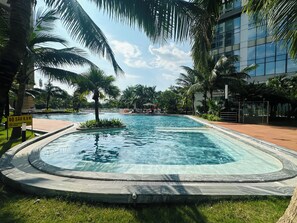 2 outdoor pools