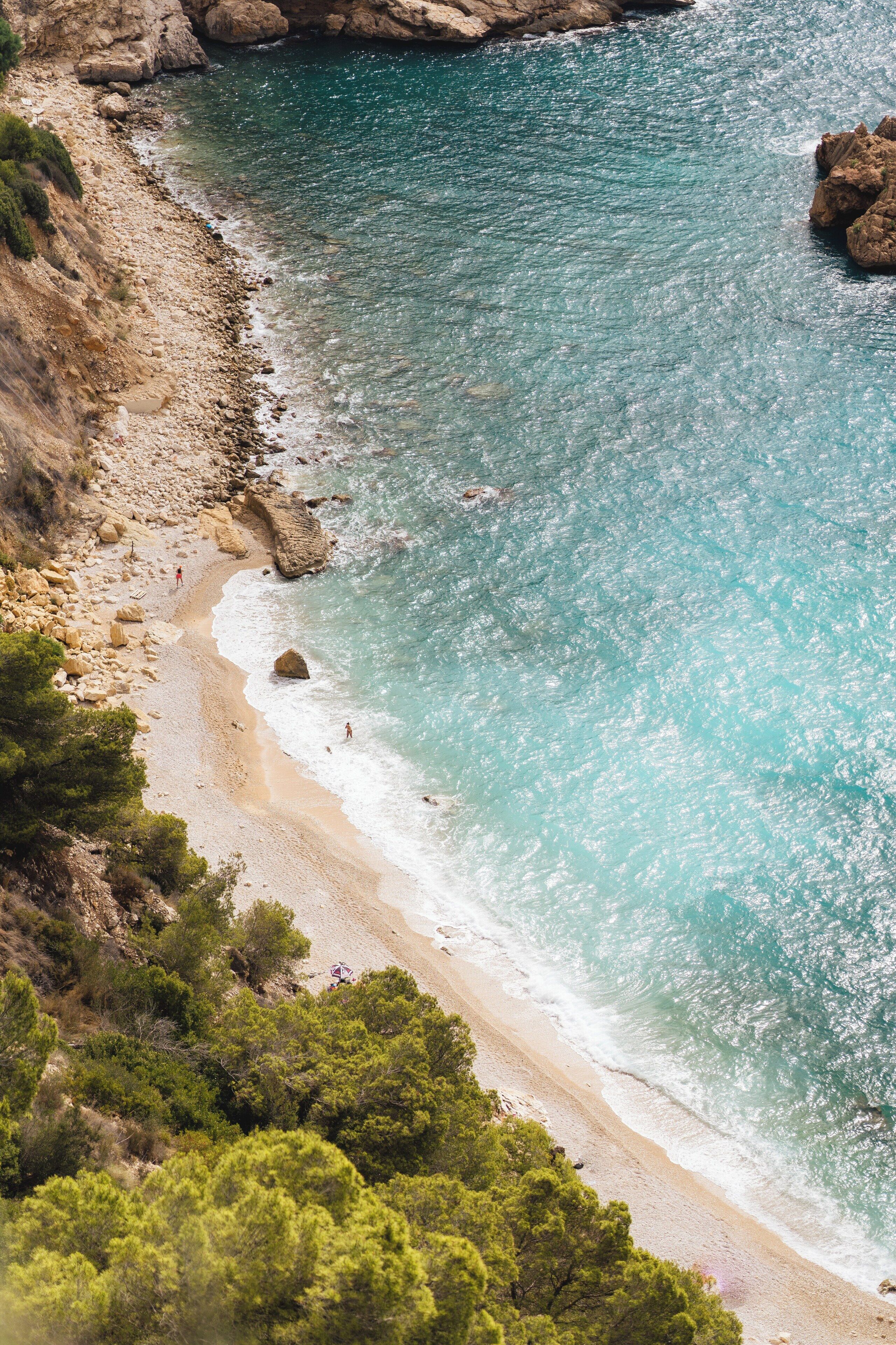 Una spiaggia nelle vicinanze, lettini da mare, teli da spiaggia