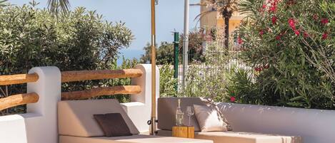 Een buitenzwembad en een verwarmd zwembad