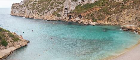 Beach nearby, sun-loungers, beach towels