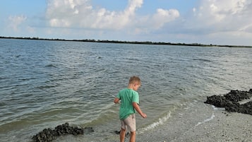 Ligstoelen aan het strand, strandlakens