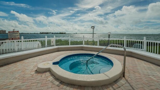 Un jacuzzi con vista al agua y un letrero que indica que no está permitido bucear.