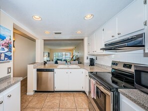 Kühlschrank, Mikrowelle, Ofen, Geschirrspüler