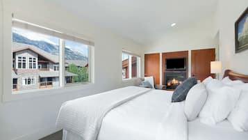 3 habitaciones, escritorio y tabla de planchar con plancha