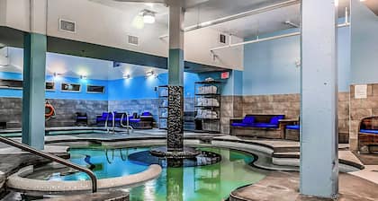 Magnificent Mountain Penthouse - Pool & Hot Tub