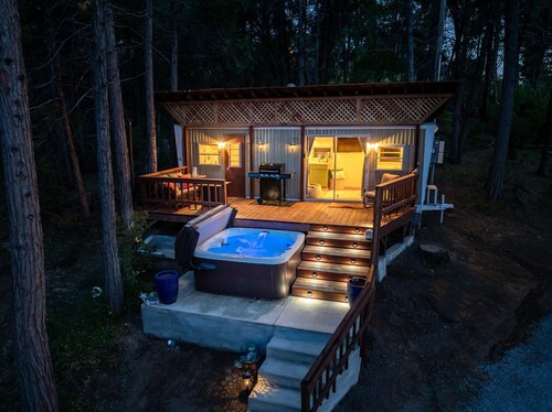 Tiny home with spa/firepit/and more!