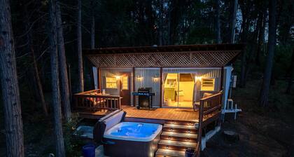 Tiny home with spa/firepit/and more!