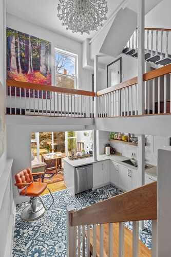 Elegant Victoria 2BR 1.5BA & Private Yard