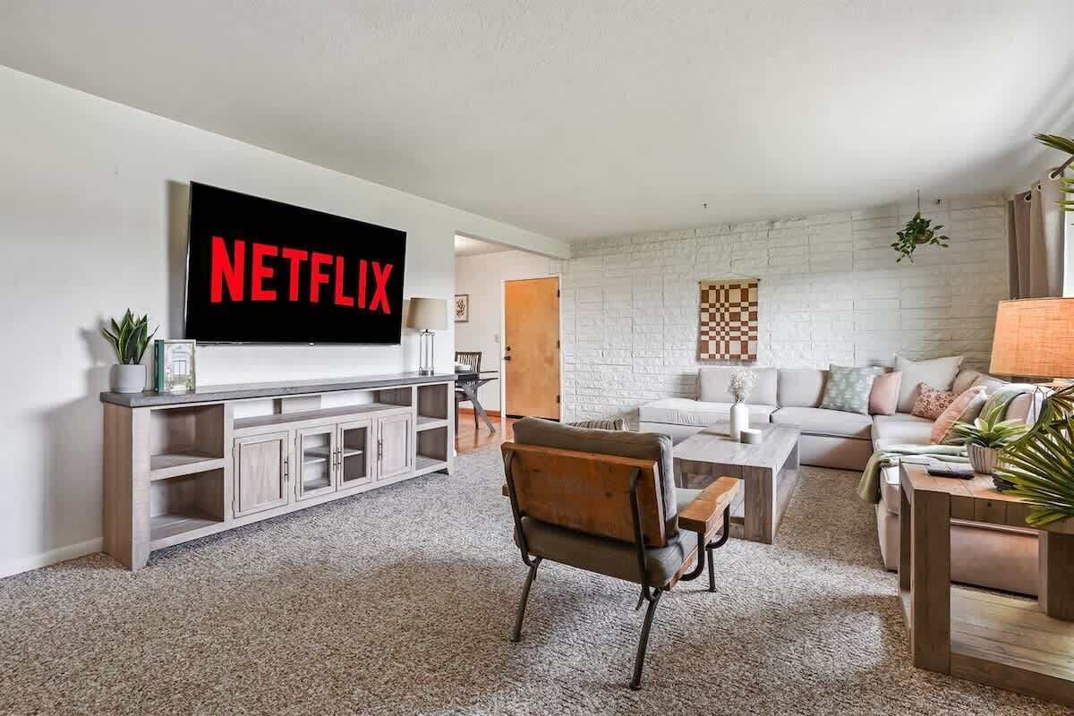 Een televisie en een open haard