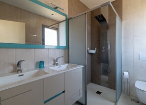 Bruser, hårtørrer, bidet, håndklæder