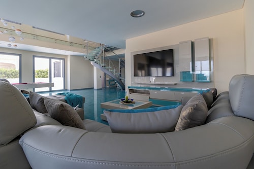 Exceptionally spacious 5 bed villa with swimming pool, snooker table - 155319/AL