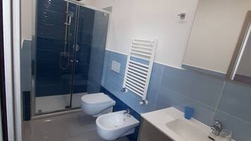 Camera doppia, vista collina | Bagno | Doccia, asciugacapelli, bidet, asciugamani