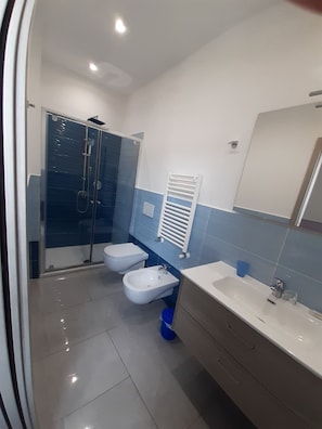 Tweepersoonskamer, uitzicht op heuvels | Badkamer | Een douche, een haardroger, een bidet, handdoeken