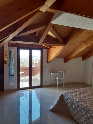 Quarto triplo, sacada, vista para a colina | Escrivaninha, Wi-Fi de cortesia