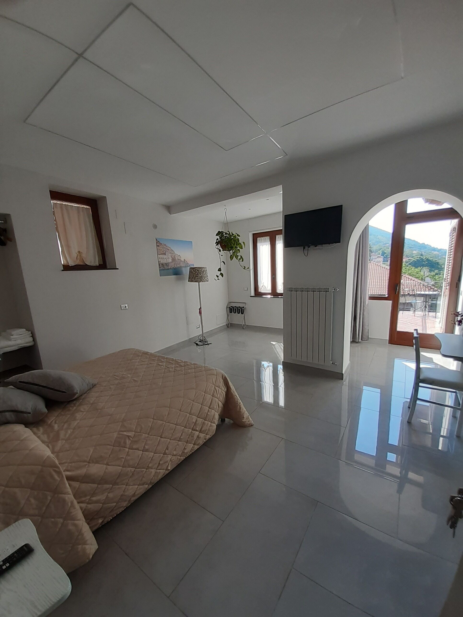 Chambre Triple, balcon, vue colline | Bureau, Wi-Fi gratuit