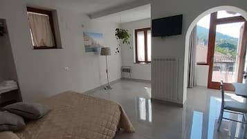Chambre Triple, balcon, vue colline