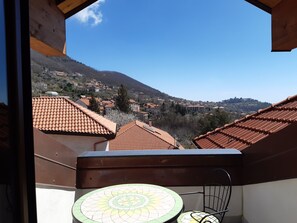 Habitación doble, balcón, vista a la colina | Terraza o patio