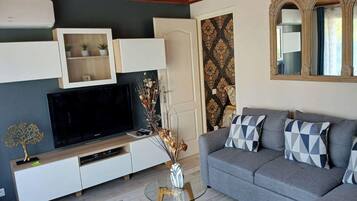 Smart-tv, een open haard en een dvd-speler