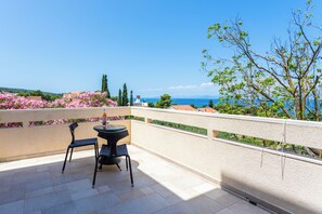 Outdoor dining - Studio panoramic sea view - Villa Keti, Pool &Wellness - Saunas, Jacuzzi and Gym (Splitska)