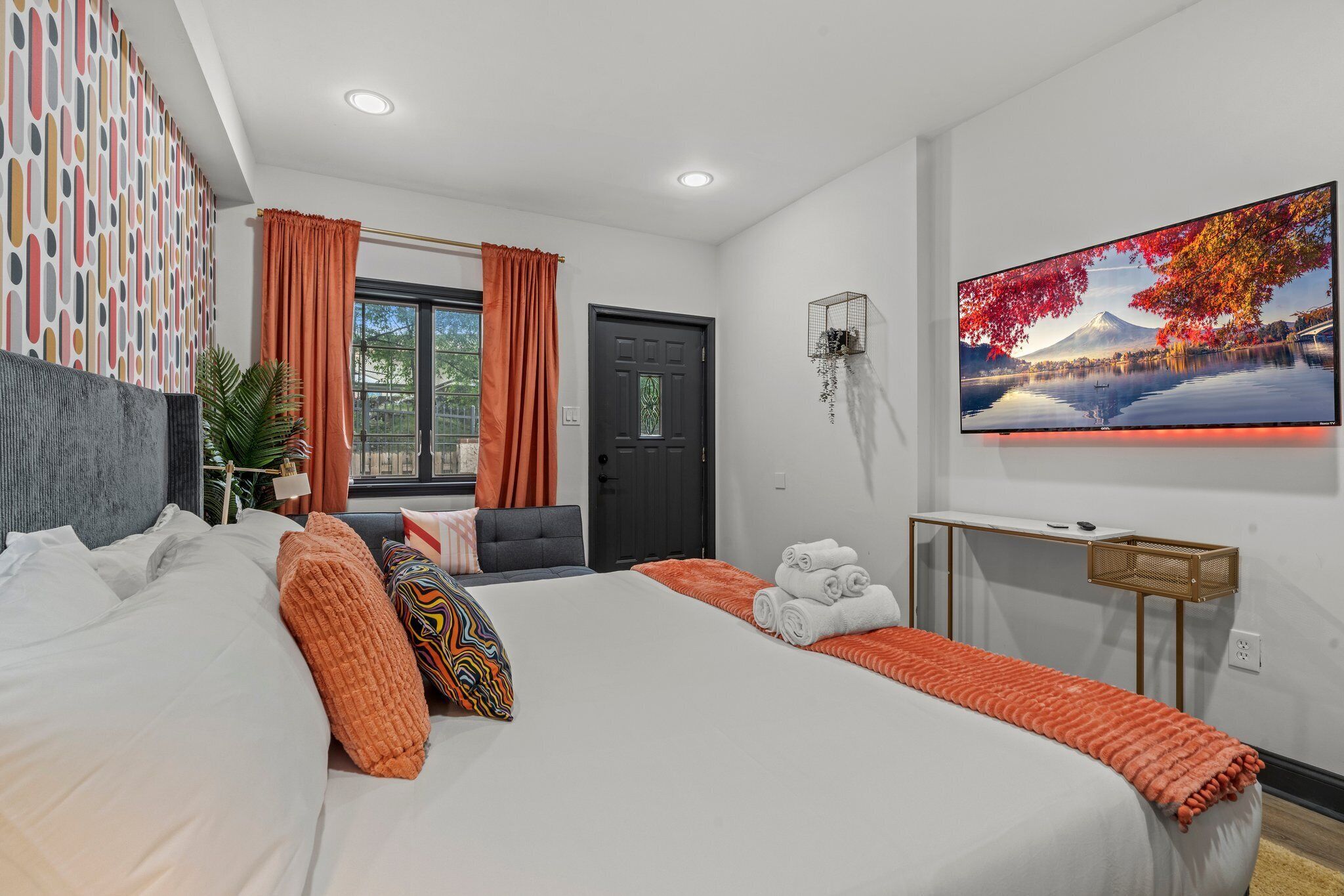 2 habitaciones, escritorio y tabla de planchar con plancha 