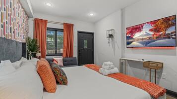 2 habitaciones, escritorio y tabla de planchar con plancha