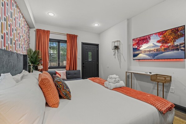 2 slaapkamers, een bureau, een strijkplank/strijkijzer, reisbedje