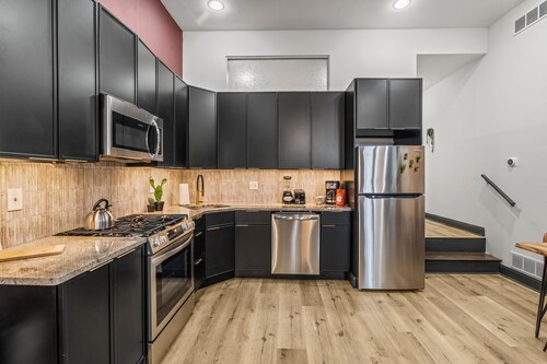 *Old City* Large 2BR- Walk to Independence Mall