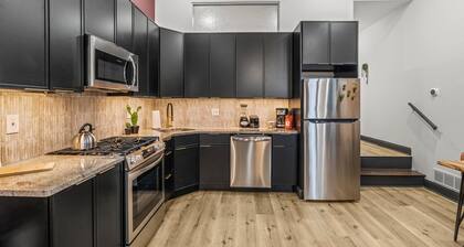 *Old City* Large 2BR- Walk to Independence Mall