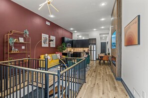 Televisión, chimenea, videojuegos y libros 