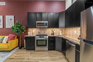 Kühlschrank, Mikrowelle, Ofen, Herdplatte