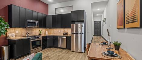 Køleskab, mikrobølgeovn, ovn, kogeplade