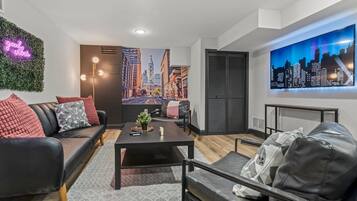 Televisión, chimenea, videojuegos y libros