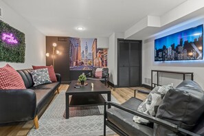 Televisión, chimenea, videojuegos y libros 