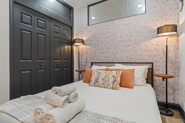 2 dormitorios, escritorio, tabla de planchar con plancha y cuna de viaje