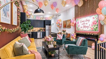 Fernseher, Kamin, Videospiele, BĂŒcher