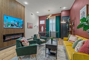 Fernseher, Kamin, Videospiele, Bücher