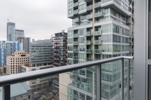 Property grounds - Cozy 1BR Apt with Billiards near Alexandra Theatre (Toronto)