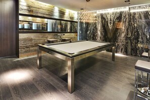 Game room - Cozy 1BR Apt with Billiards near Alexandra Theatre (Toronto)