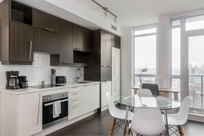 Fridge, microwave, oven, dishwasher - Cozy 1BR Apt with Billiards near Alexandra Theatre (Toronto)