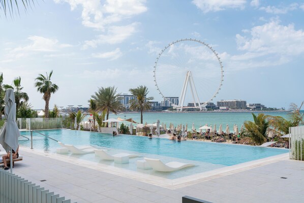 Outdoor pool - La Vie, Miami Coastal 1 BR Apartment Jbr/ Dubai (Dubaï)