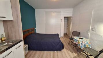 1 chambre, lit parapluie, draps fournis