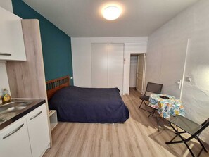 1 bedroom, travel cot, bed sheets