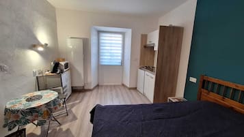 1 dormitori, un bressol de viatge i roba de llit