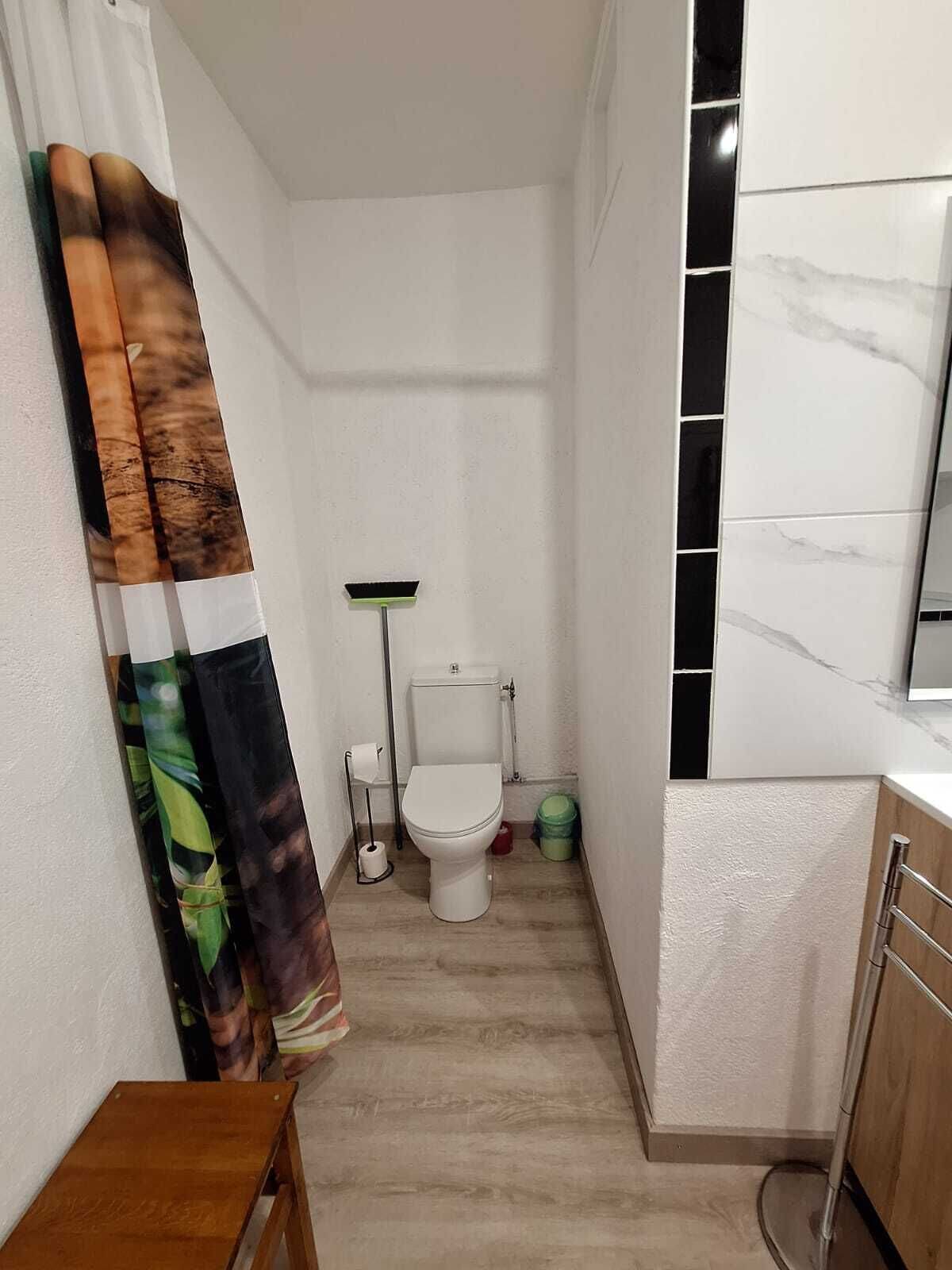 Douche, sèche-cheveux, serviettes fournies, papier toilette
