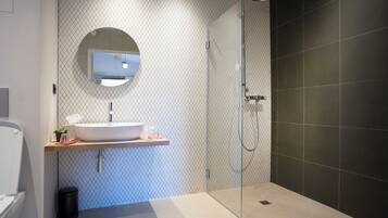 Klassieke kamer, uitzicht op tuin | Badkamer | Een douche, een haardroger, badjassen, handdoeken
