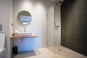 Classic Room, Garden View | Bilik Mandi | Pancuran mandi, pengering rambut, jubah mandi, tuala disediakan 