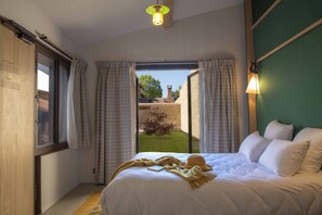 Chambre Classique, vue jardin | Bureau, espace de travail pour ordinateur portable