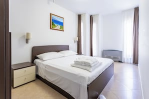 2 bedrooms, iron/ironing board, WiFi, bed sheets