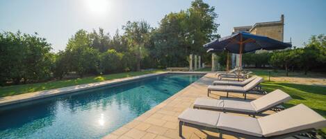 Una piscina al aire libre de temporada