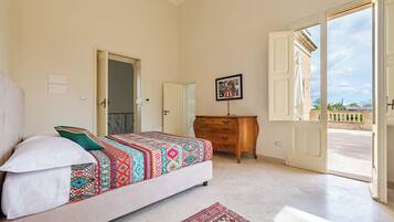 6 bedrooms, iron/ironing board, free WiFi, bed sheets